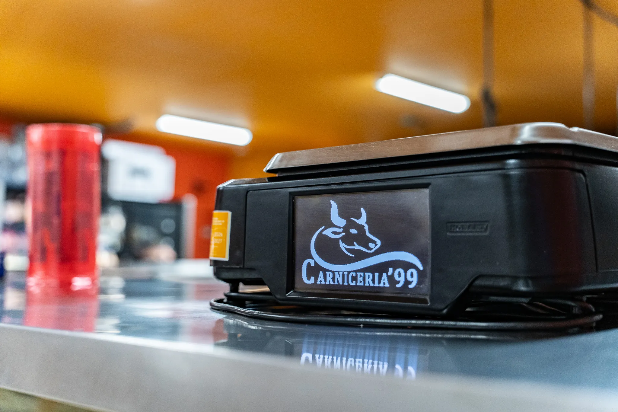 Butcher-counter scale branded with the Carnicería 99 bull logo